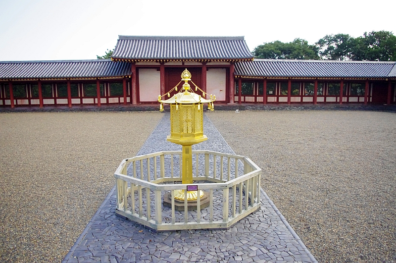 本物の金箔で塗られた灯篭(セコム付き)