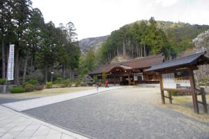 広大な敷地にポツンと受付の建物 広大な敷地にポツンと受付の建物