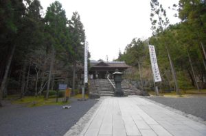 けっこう長い墓への道のり けっこう長い墓への道のり