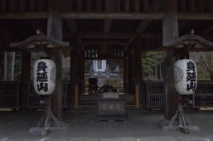 墓の前(奥に見えるのは?) 墓の前(奥に見えるのは?)