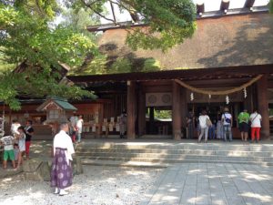 籠神社(左は宮司の海部氏か?)